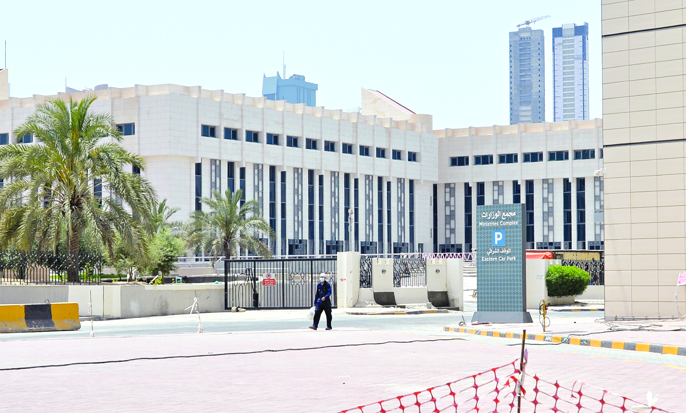 العمل في الجهات الحكومية بأقل من 30 في المئة            (تصوير سعود سالم)