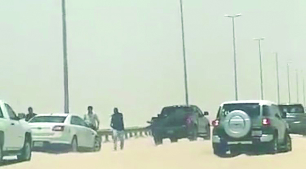 «السافي» يشل حركة السيارات على طريق الوفرة - كبد