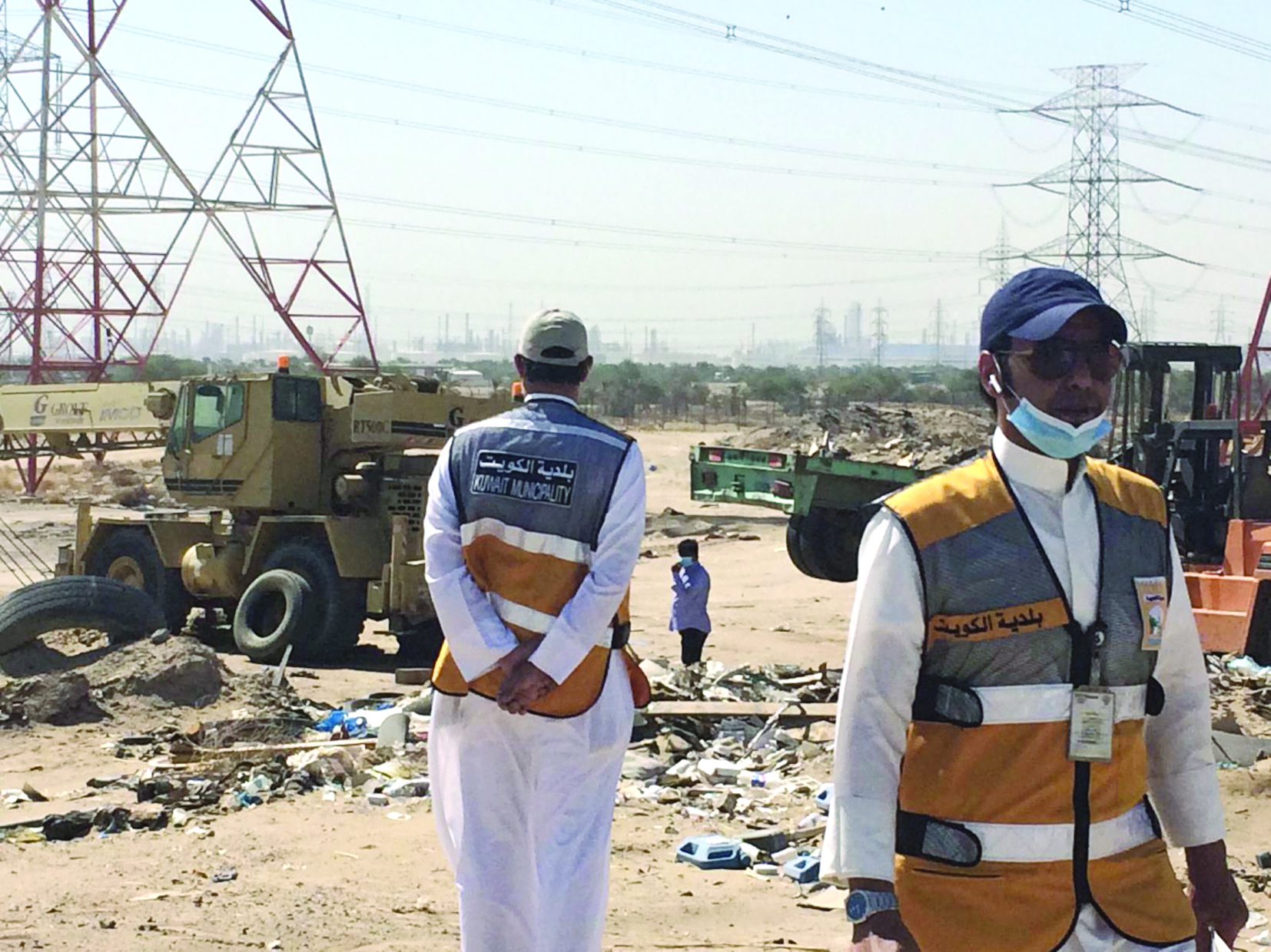 u0631u062cu0627u0644 u0628u0644u062fu064au0629 u0627u0644u0623u062du0645u062fu064a u064au0634u0631u0641u0648u0646 u0639u0644u0649 u0631u0641u0639 u0627u0644u0645u062eu0627u0644u0641u0627u062a