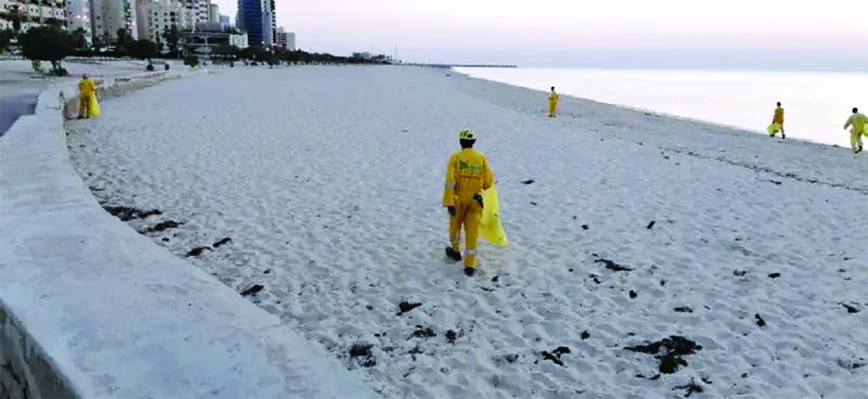 u0639u0645u0627u0644 u0627u0644u0646u0638u0627u0641u0629 u064au0646u062au0634u0631u0648u0646 u0639u0644u0649 u0627u0644u0634u0648u0627u0637u0626 u0644u0631u0641u0639 u0645u062eu0644u0641u0627u062a u0631u0648u0627u062fu0647u0627 