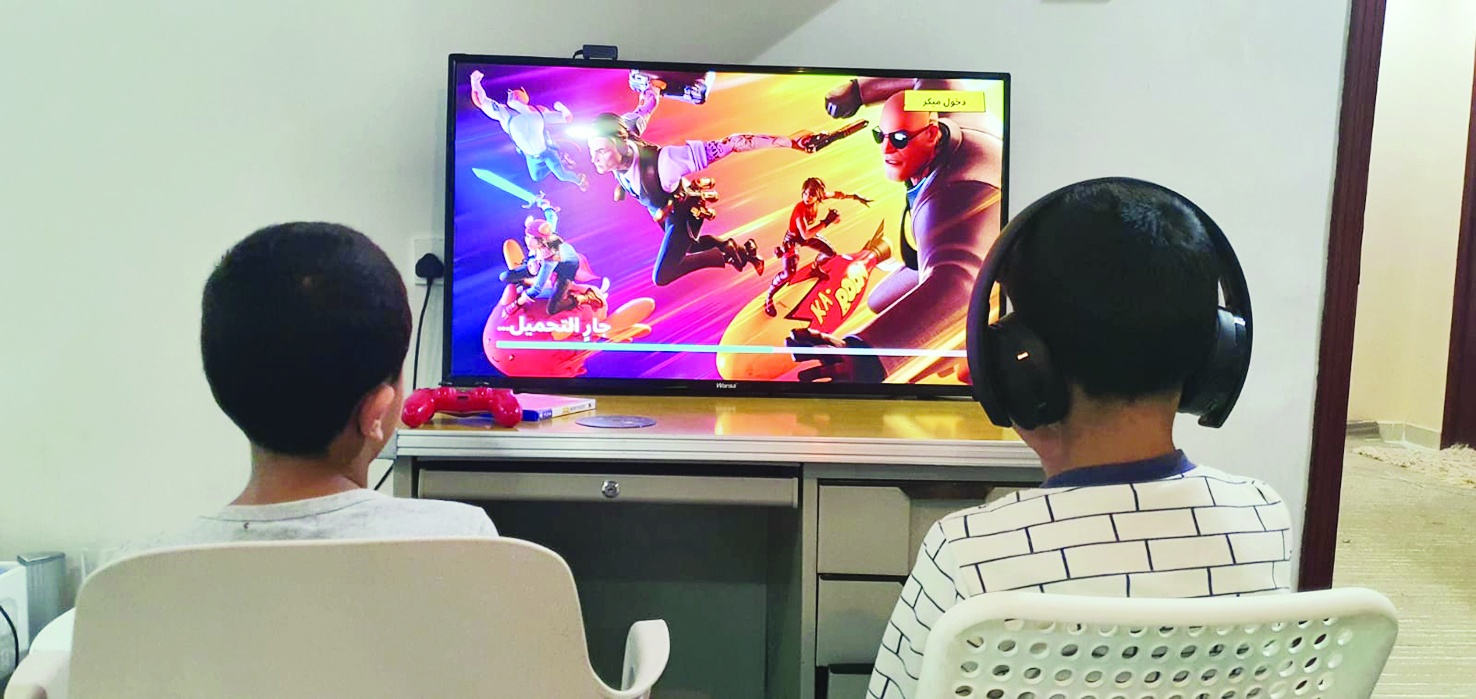 الظروف أجبرت الكثير من الأطفال على اللجوء للألعاب الإلكترونية بسبب قلة وسائل الترفيه