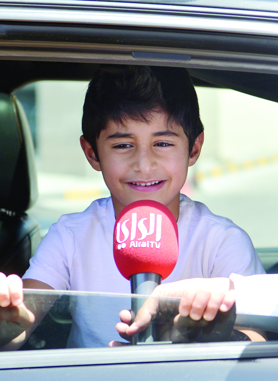 طفل يتنظر طلبه 