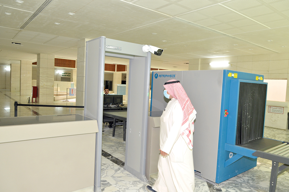 بوابات وكاميرات حرارية