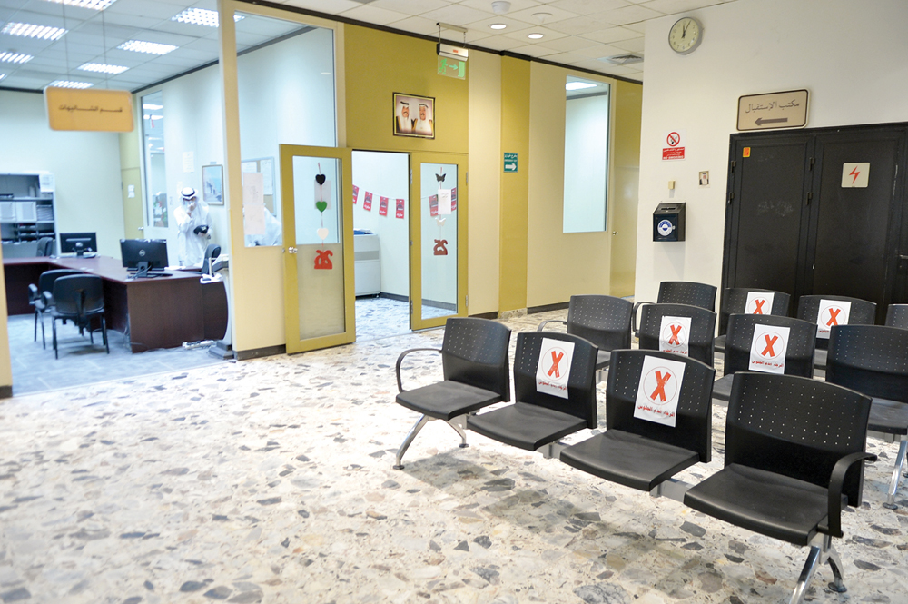 إجراءات للتباعد في صالة المراجعين