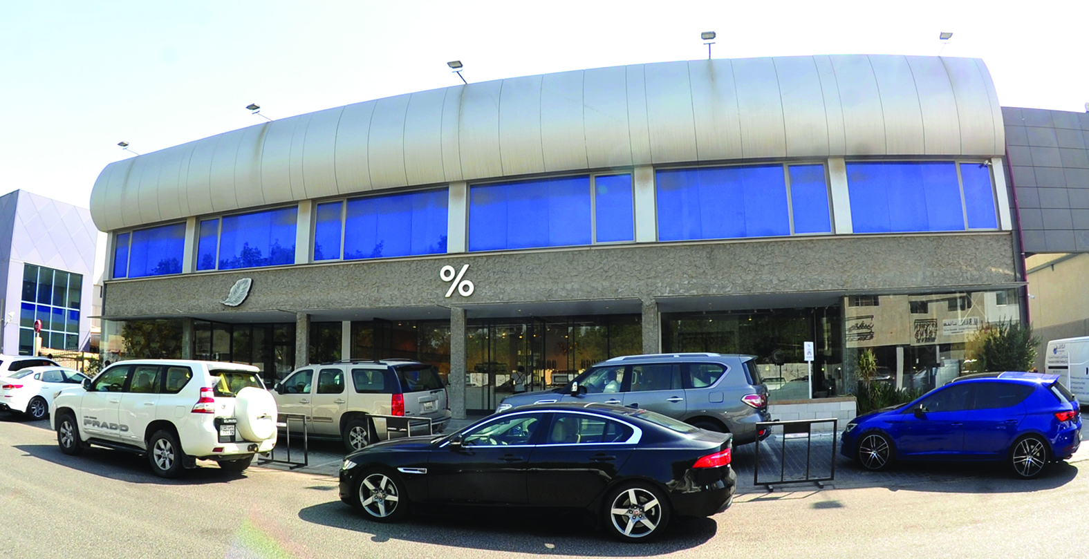 u0637u0627u0628u0648u0631 u0645u0646 u0627u0644u0633u064au0627u0631u0627u062a u0623u0645u0627u0645 u00abu0623u0631u0627u0628u064au0643u0627u00bb      t      (u062au0635u0648u064au0631 u0633u0639u0648u062f u0633u0627u0644u0645)