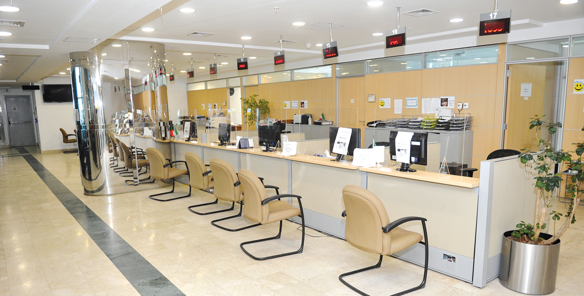 تركيب الحواجز الزجاجية لمكاتب الموظفين