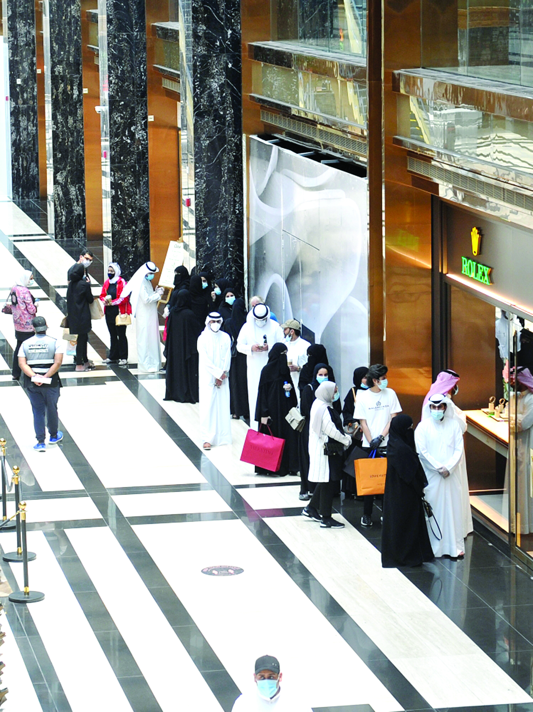 u0645u0648u0627u0637u0646u0648u0646 u064au0635u0641u0648u0646 u0641u064a u0637u0627u0628u0648u0631 u0623u0645u0627u0645 u0623u062du062f u0645u062au0627u062cu0631 u0627u0644u0633u0644u0639 u0627u0644u0641u0627u062eu0631u0629                              (u062au0635u0648u064au0631: u0633u0639u0648u062f u0633u0627u0644u0645)