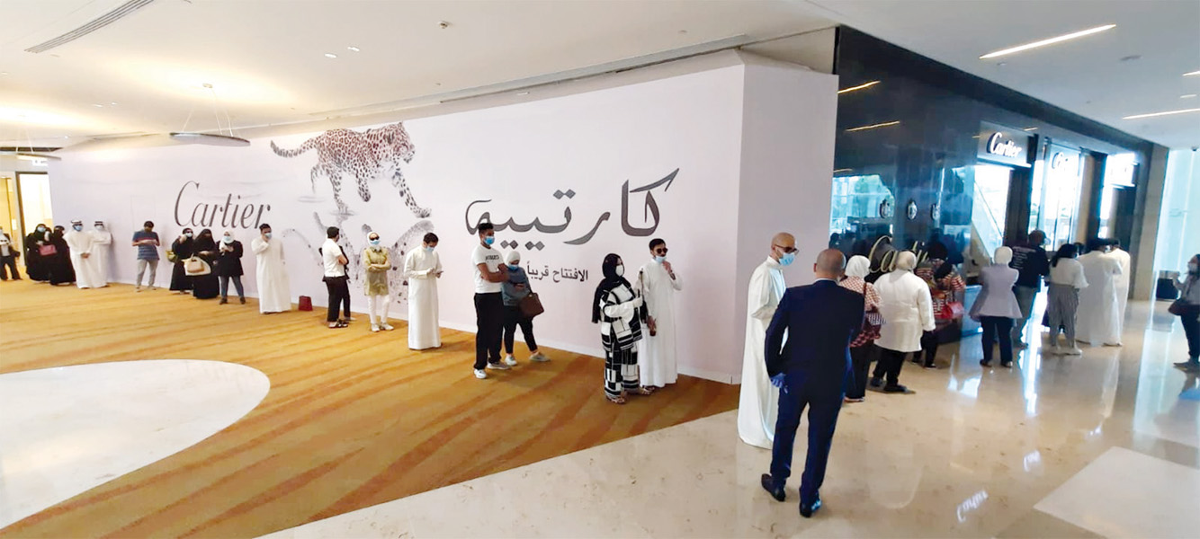 u0637u0627u0628u0648u0631 u0637u0648u064au0644 u0645u0646 u0627u0644u0632u0628u0627u0626u0646 u0623u0645u0627u0645 u0623u062du062f u0645u0639u0627u0631u0636 u00abu0643u0627u0631u062au064au064au0647u00bb u0641u064a u0645u062cu0645u0639 360 t(u062au0635u0648u064au0631 u0623u0633u0639u062f u0639u0628u062fu0627u0644u0644u0647)