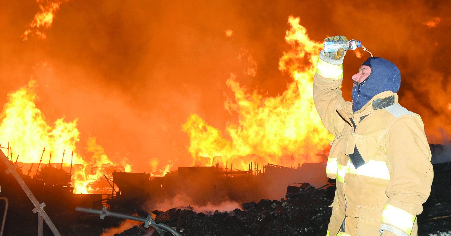 إطفائي يسكب الماء على رأسه