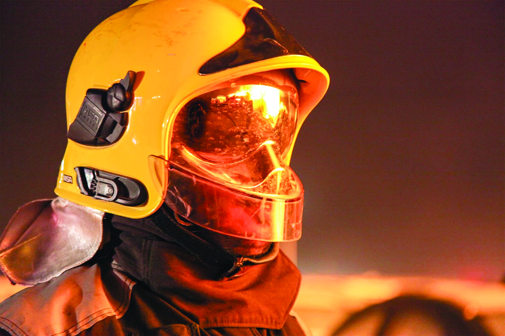 رجل إطفاء متسلحاً بإجراءات الأمن والسلامة