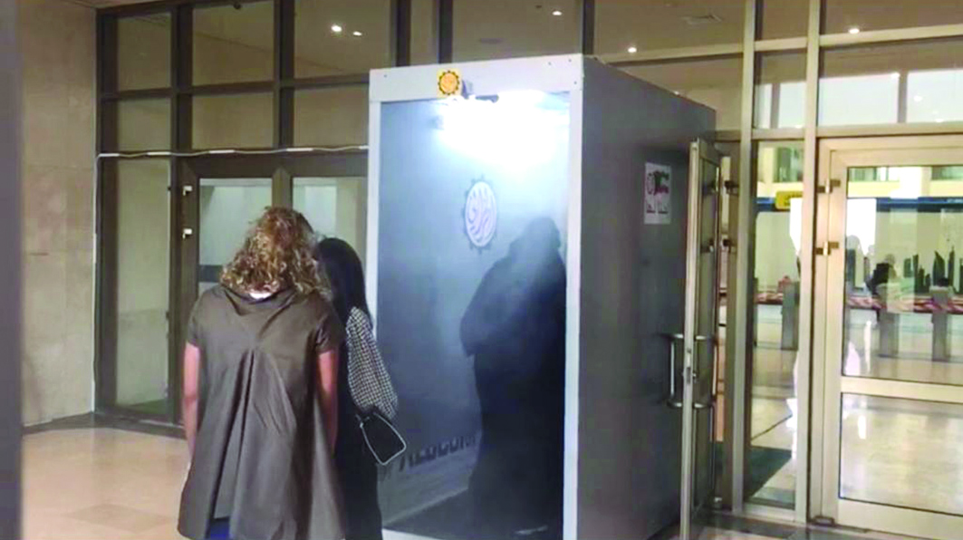 تعقيم موظفي الأشغال قبل دخولهم 