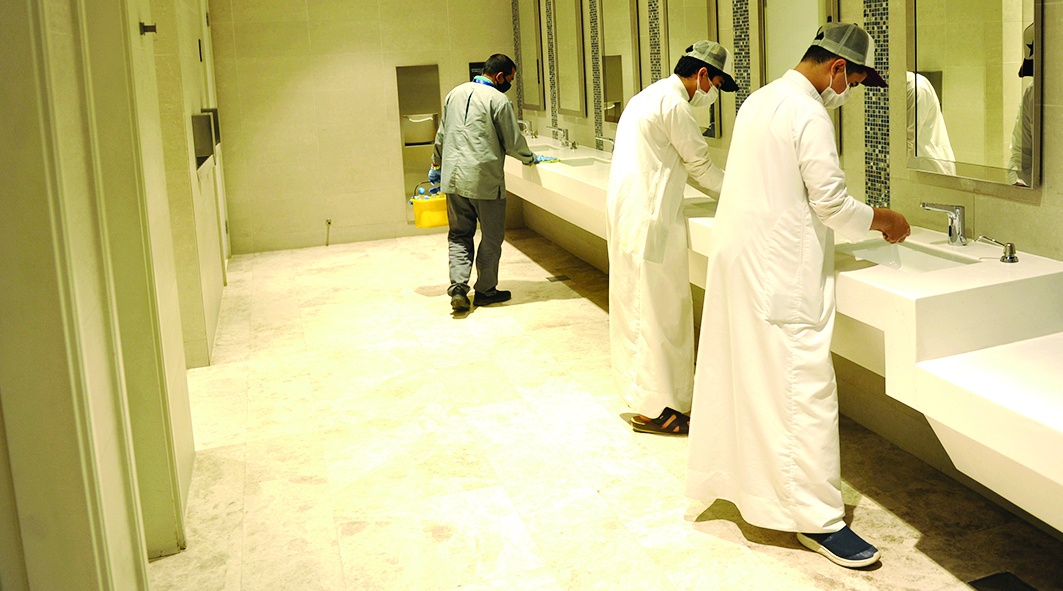 حمامات مجمع الكوت مفتوحة 	(تصوير سعود سالم)