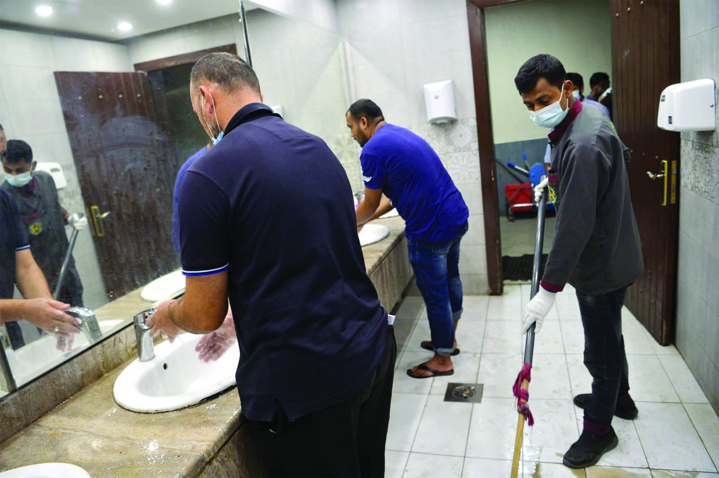 حمامات داخلية في سوق المباركية مفتوحة 