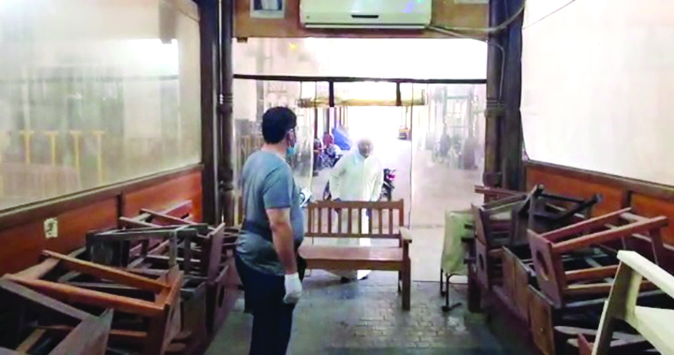 المقهى يقدم خدماته على الماشي من دون استقبال الرواد