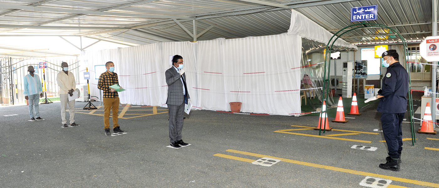 اتباع قواعد التباعد الاجتماعي              	               (تصوير سعود سالم)