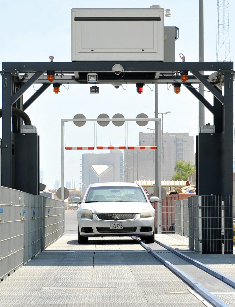 سيارة تخضع للفحص تحت الجهاز