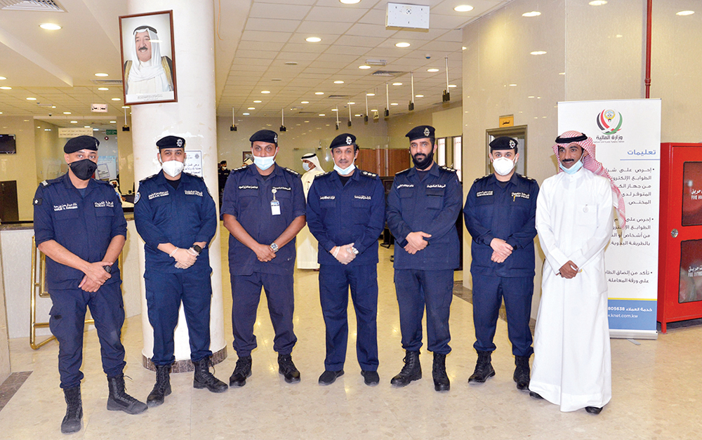 العربيد وضباط مركز خدمة العارضية مع الزميل نايف كريم