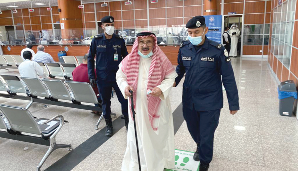 شرطي يساعد رجلاً مسناً