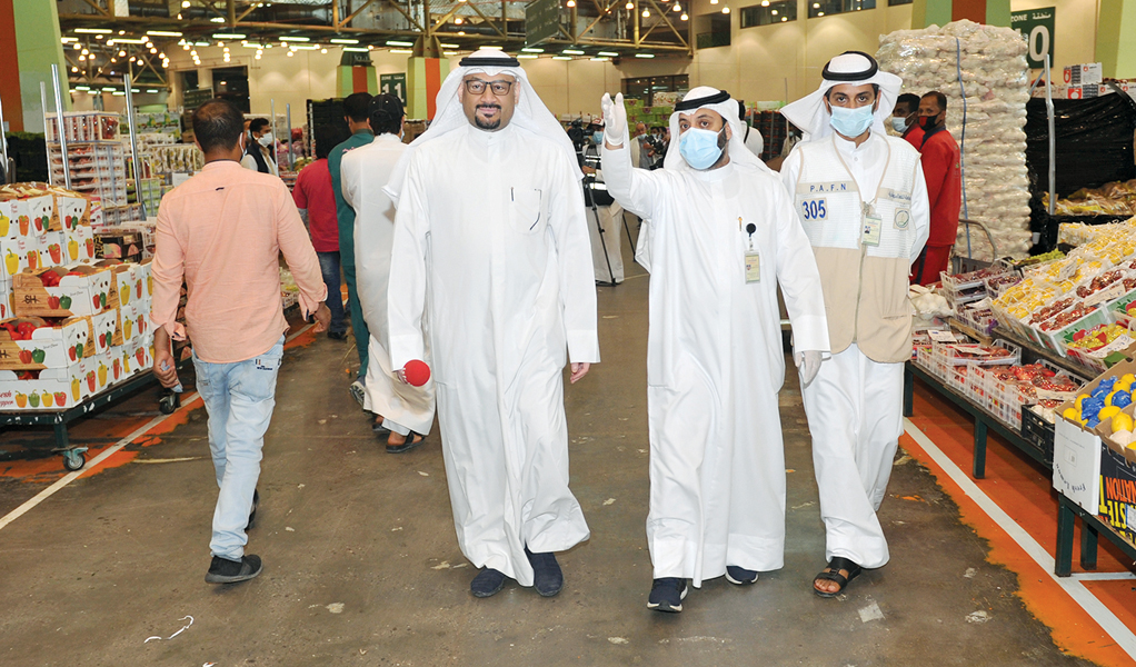 وفد الهيئة خلال تفقده السوق وبرفقته الزميل ناصر الفرحان	(تصوير سعود سالم)