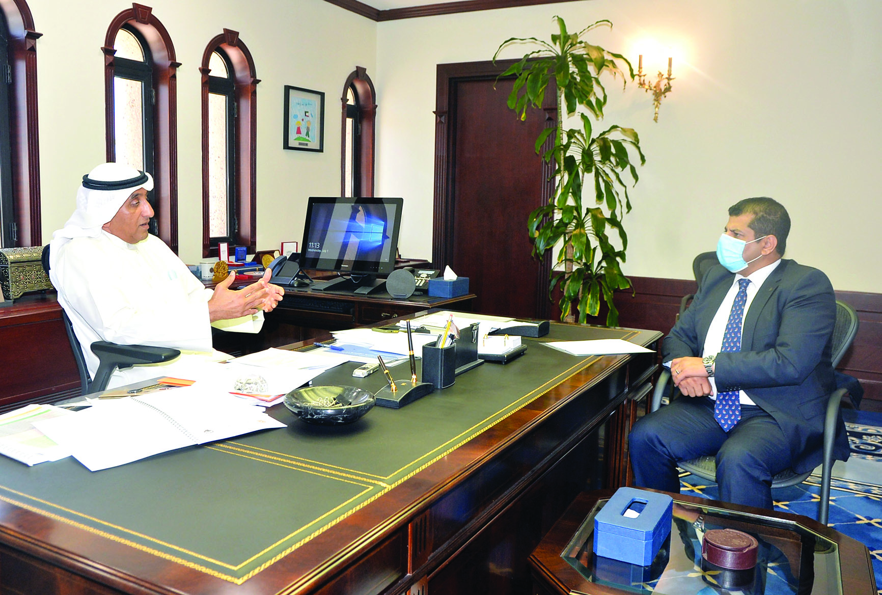 البدر متحدثاً للزميل رضا السناري          	      (تصوير أسعد عبدالله)