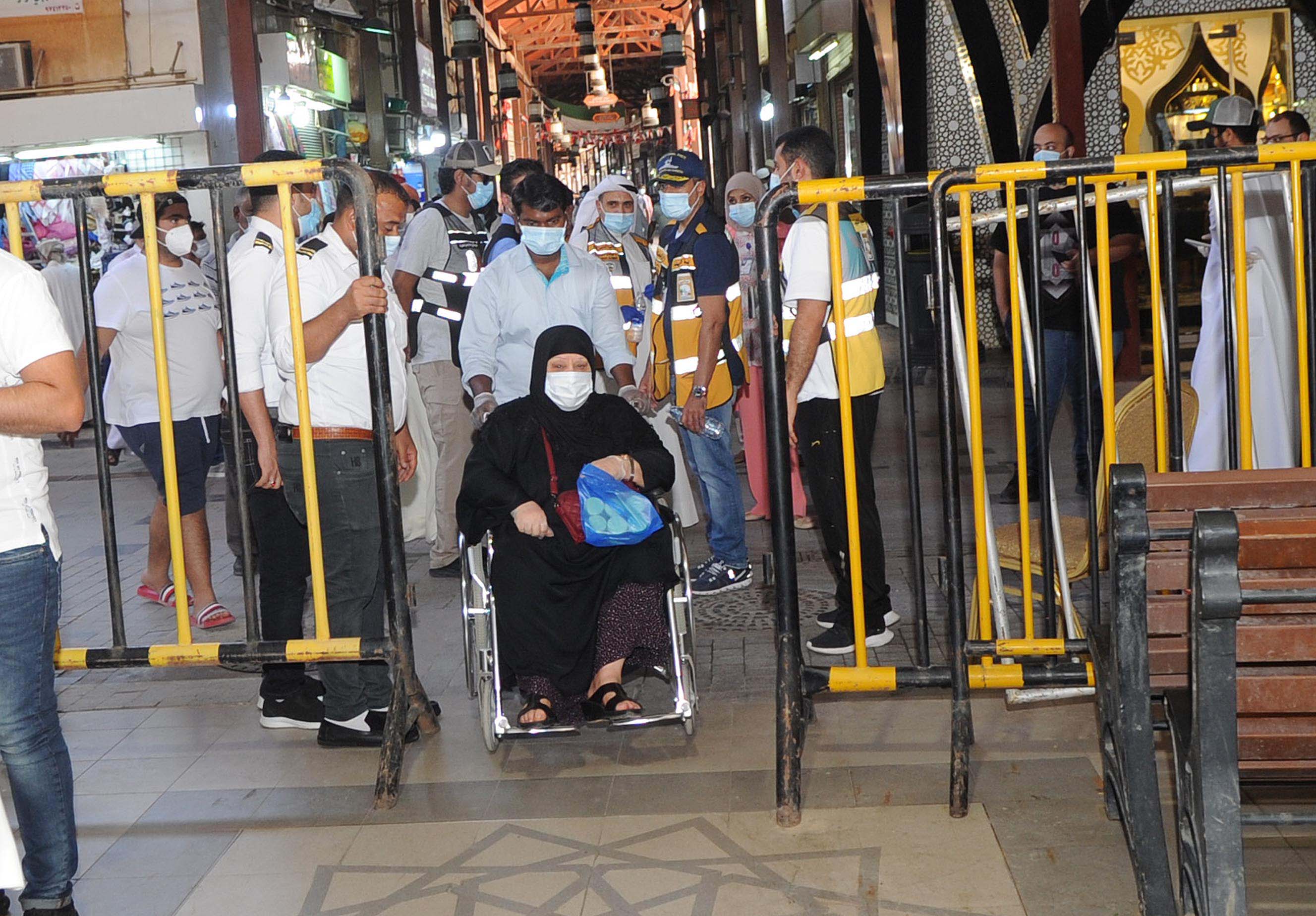 حاجز للتحكم بأعداد المتسوّقين في السوق