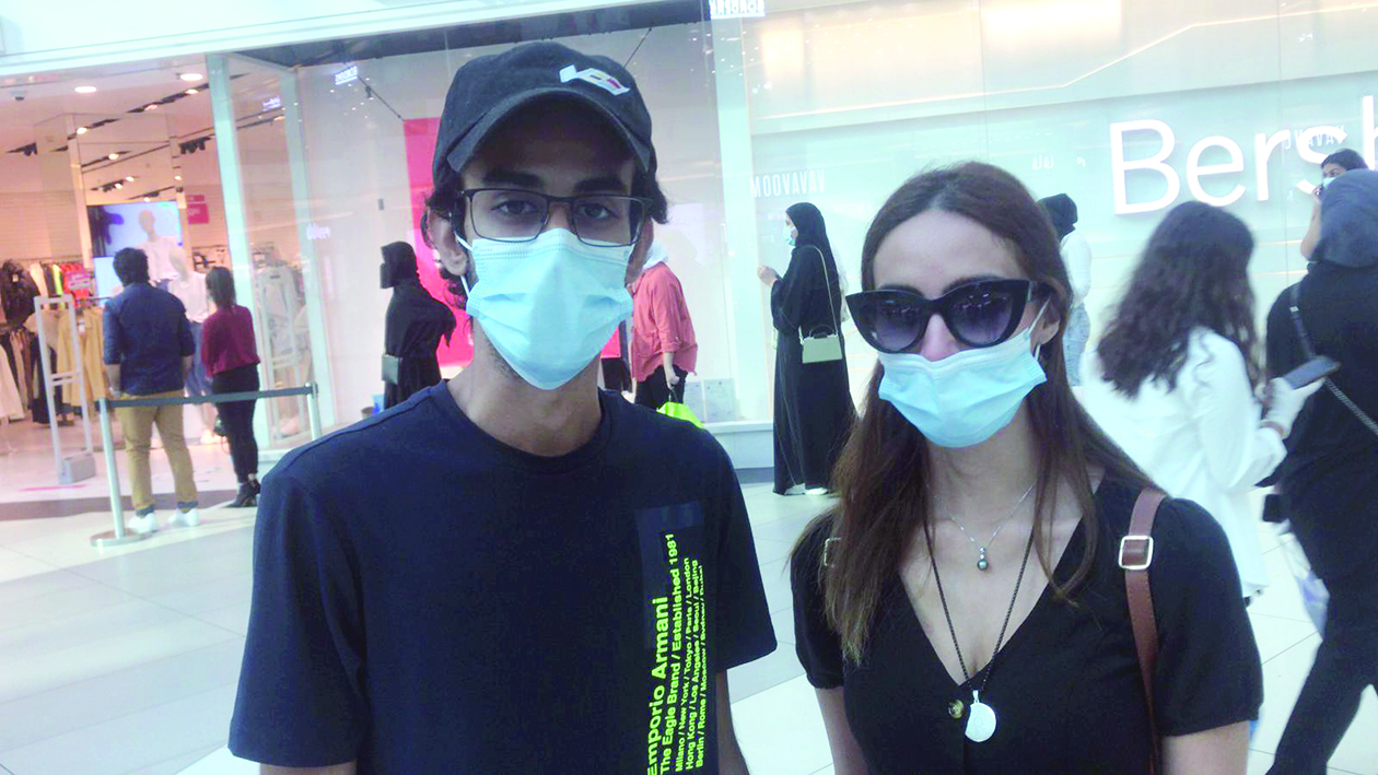 عبدالعزيز السيف وزوجته