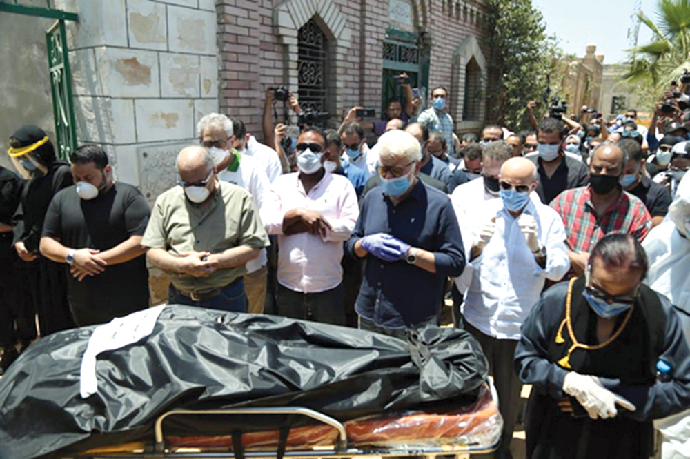 الجثمان أمام القبر في البساتين