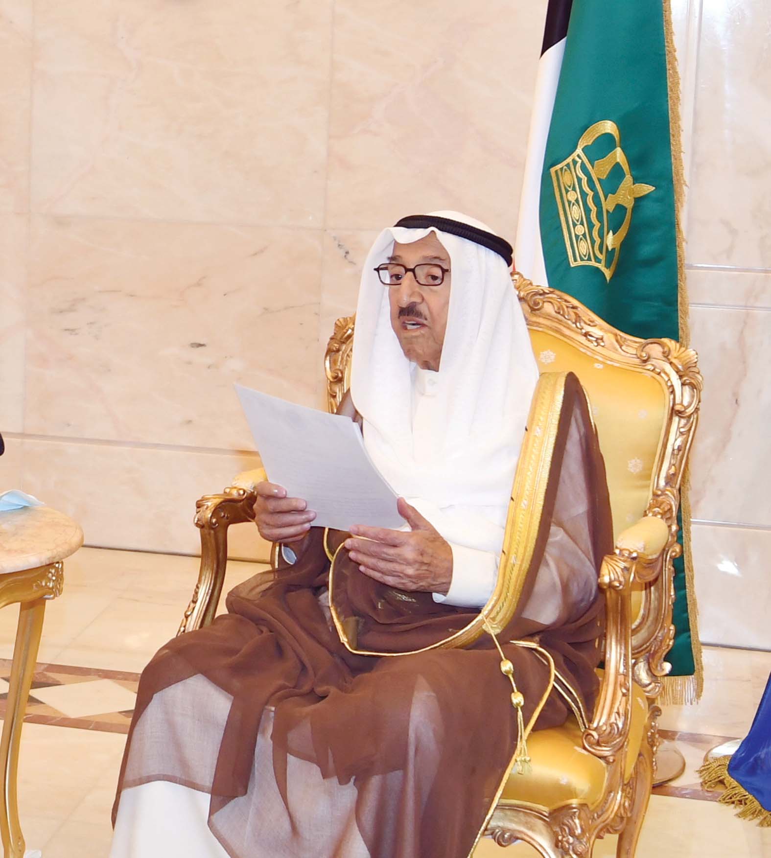 الأمير ملقياً كلمته أثناء استقباله رئيس وأعضاء الهيئة العامة لمكافحة الفساد