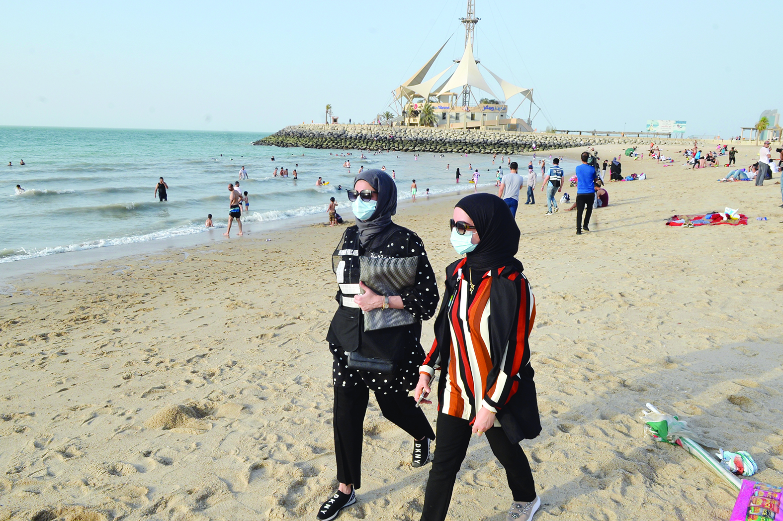 ضابطتان قضائيتان خلال الجولة على الشاطئ