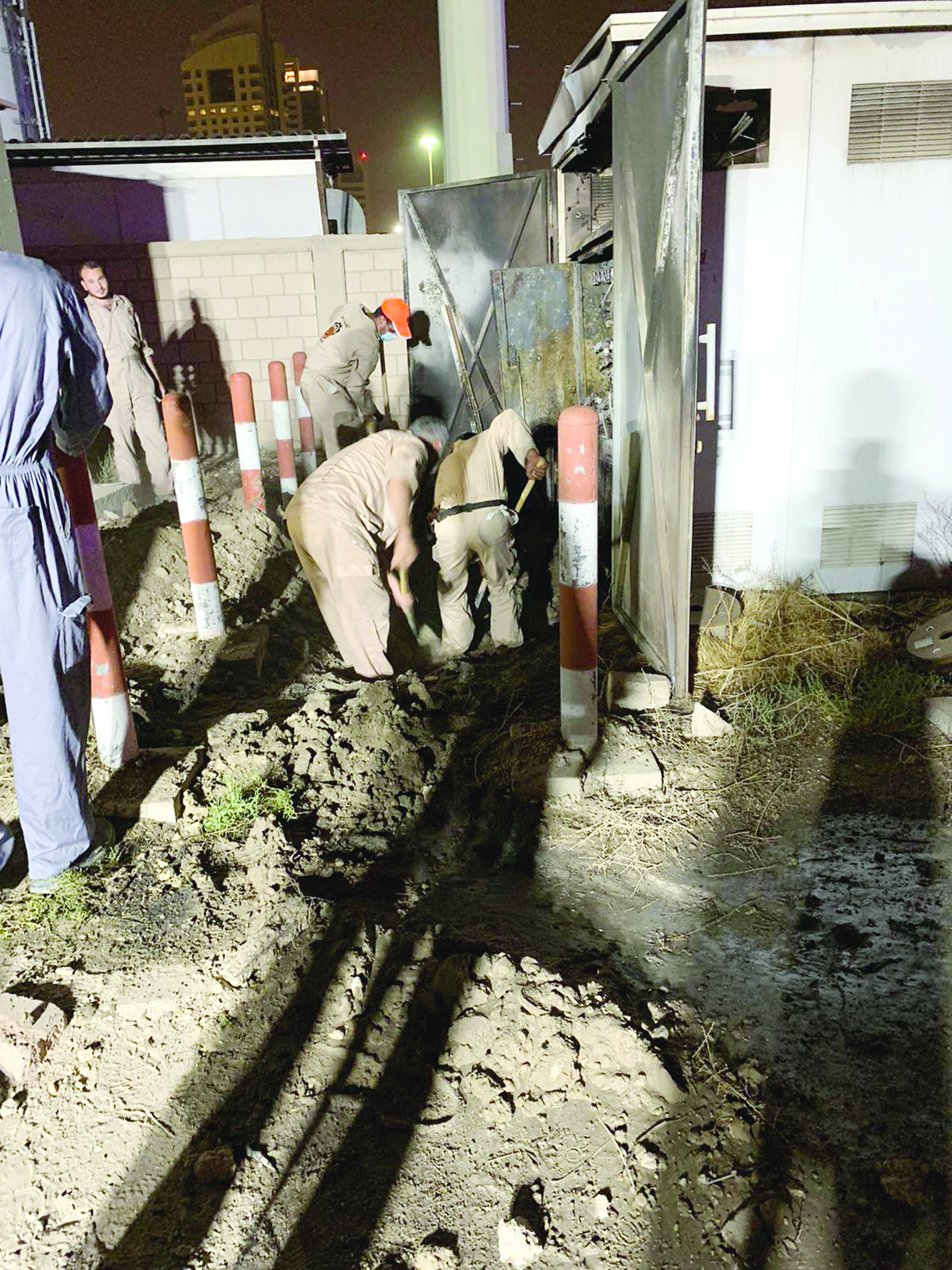 جانب من إزالة الوحدة المحترقة