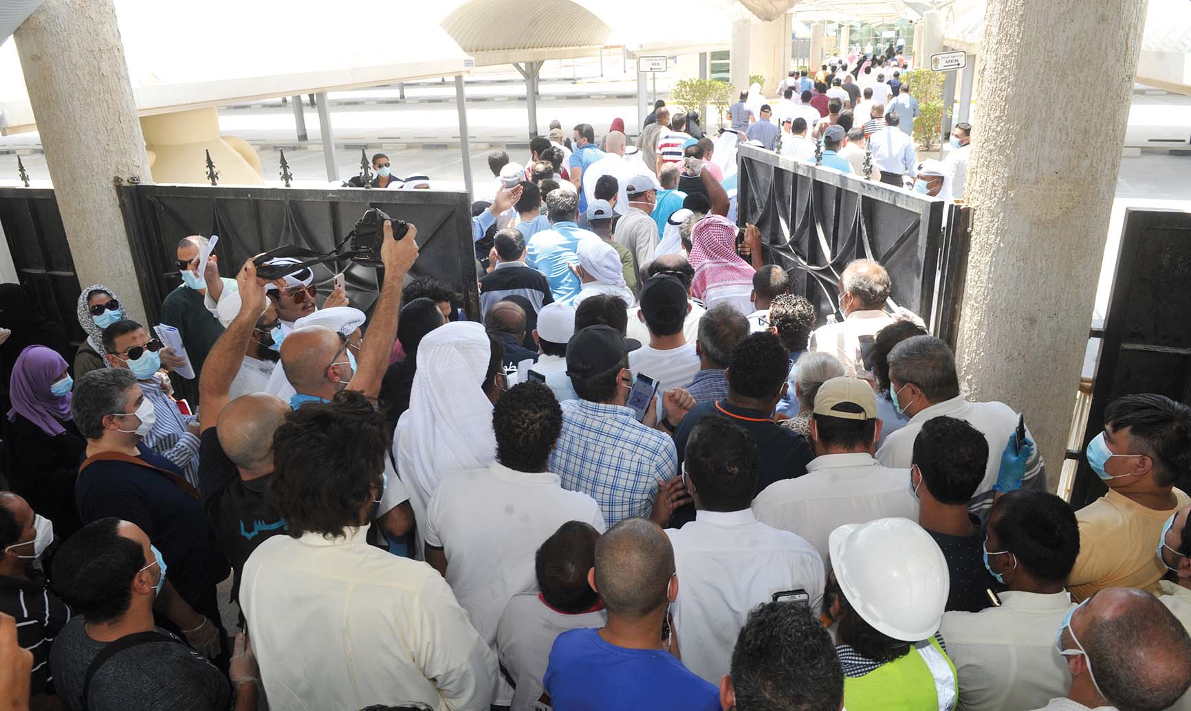 u0627u0632u062fu062du0627u0645 u0648u062au062fu0627u0641u0639 u0623u0645u0627u0645 u0628u0648u0627u0628u0629 u0627u0644u0647u064au0626u0629 t(u062au0635u0648u064au0631 u0633u0639u0648u062f u0633u0627u0644u0645)