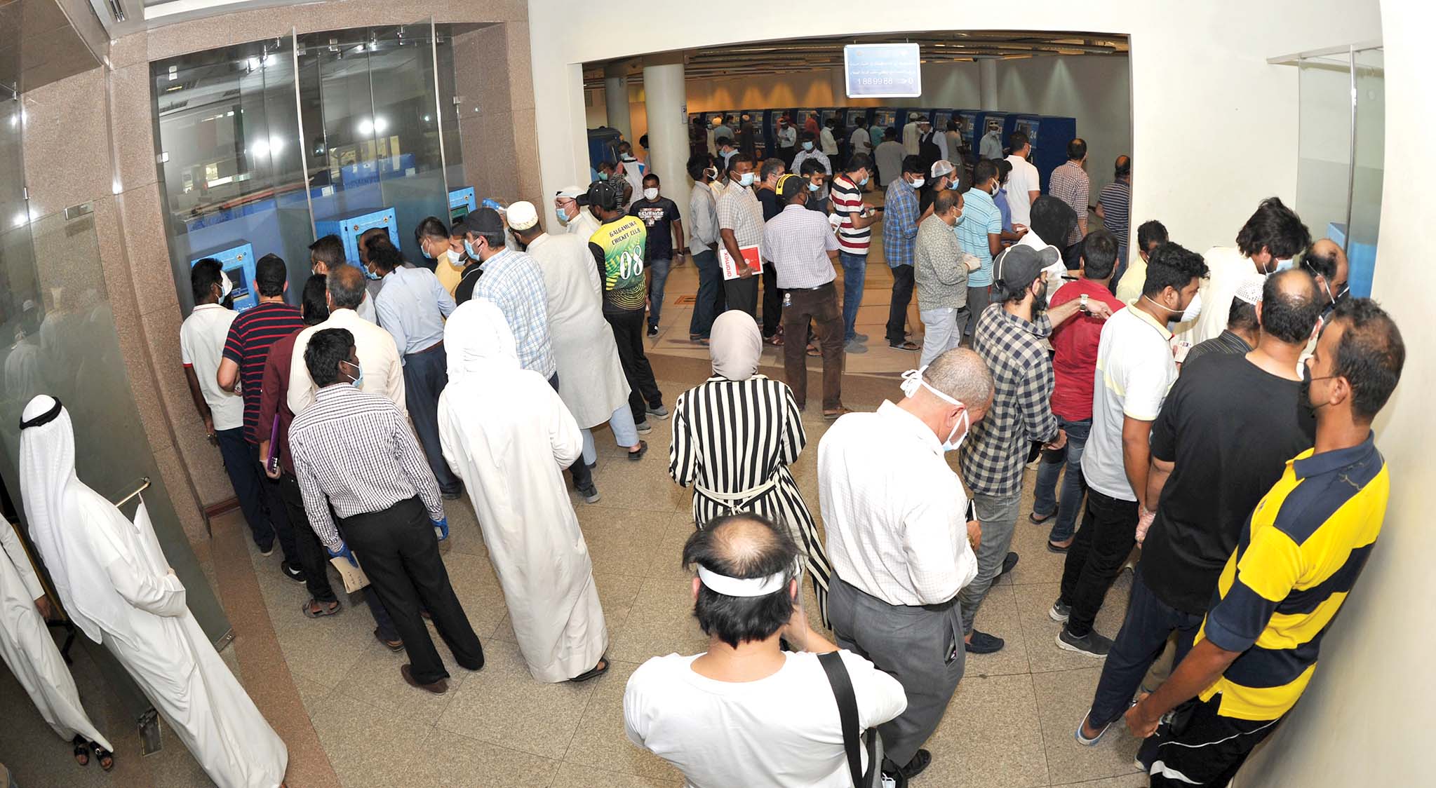 ازدحام داخل المبنى