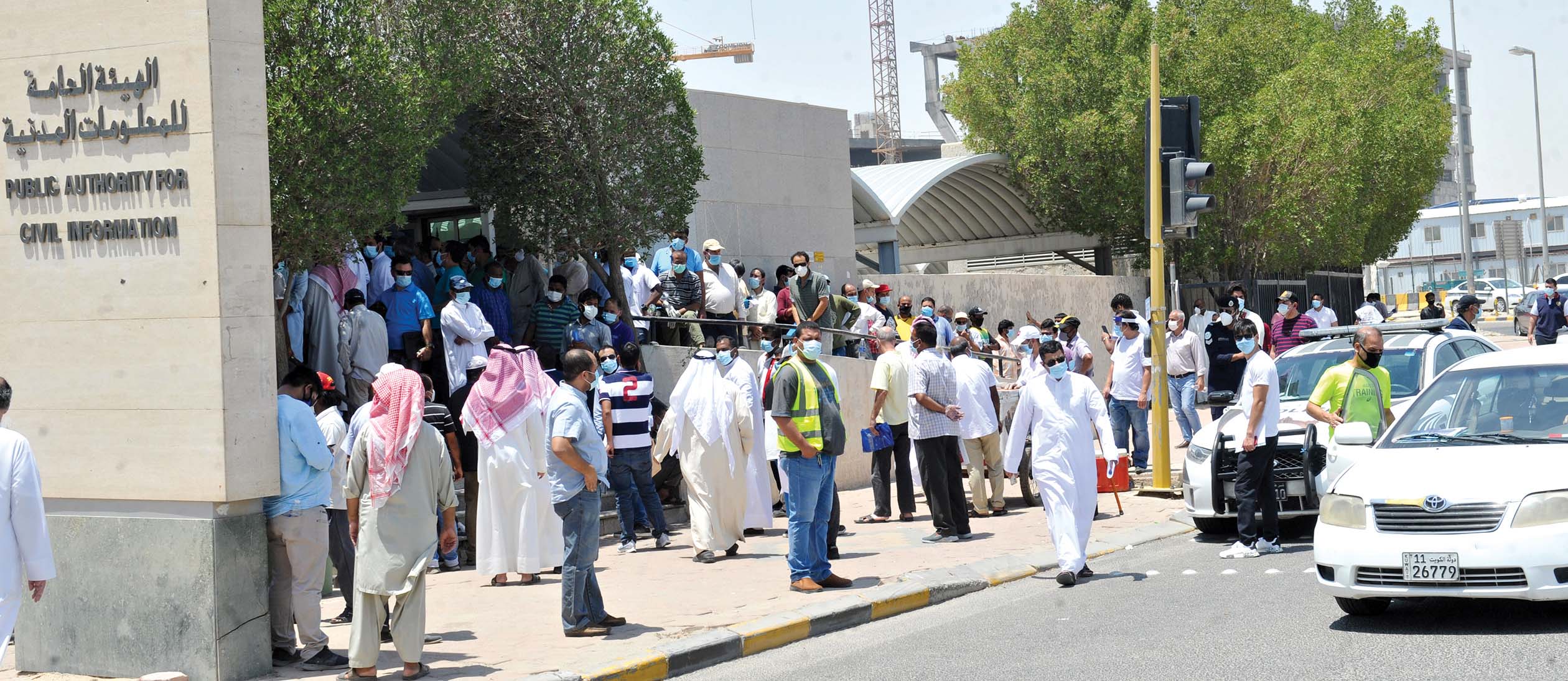 طوابير أمام المدخل