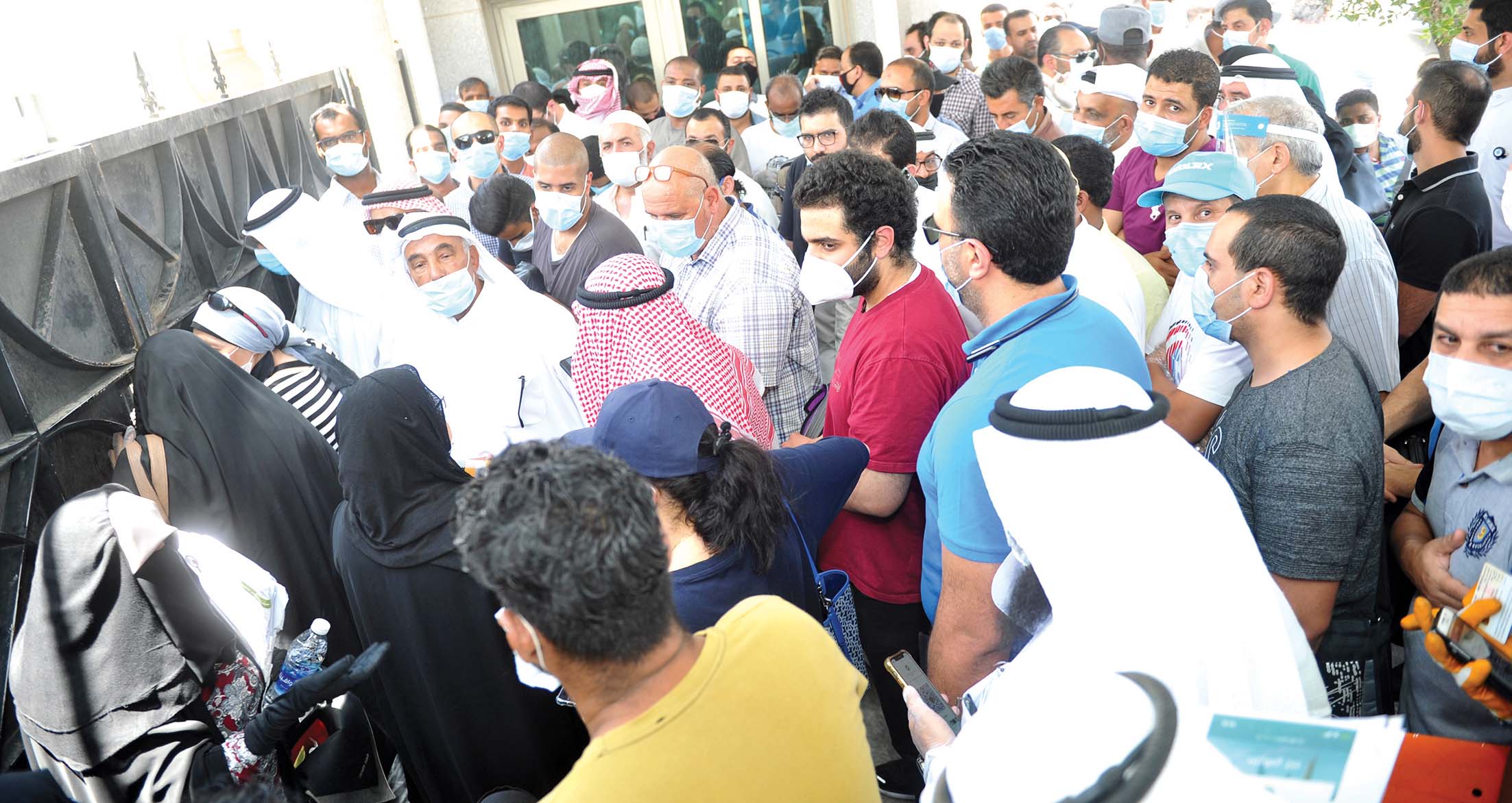 تزاحم الرجال والنساء للدخول