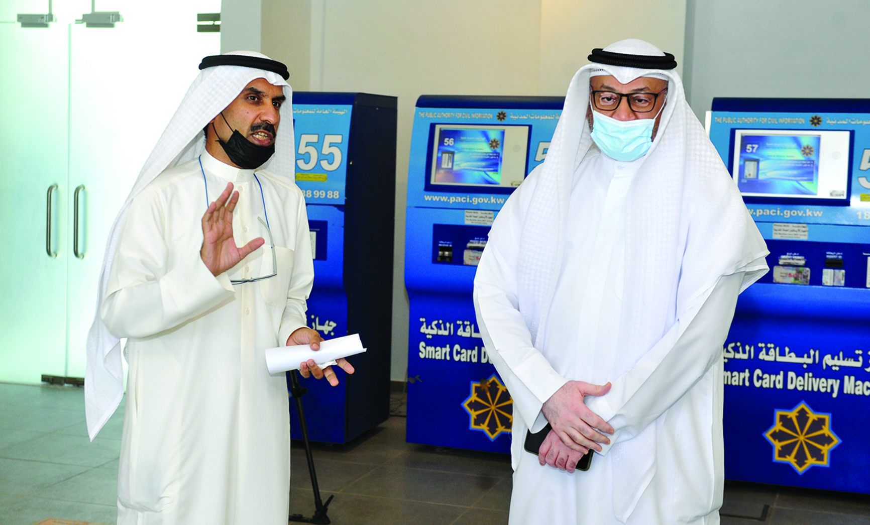 فيصل العنزي يشرح الإجراءات للزميل ناصر الفرحان 	