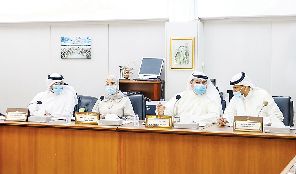 العقيل وممثلو الجهات الحكومية في اجتماع اللجنة الصحية أمس