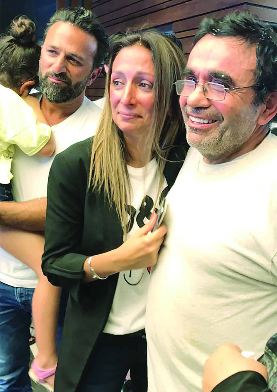 تاج الدين وسط أقاربه في بيروت أمس	 (أ ف ب)