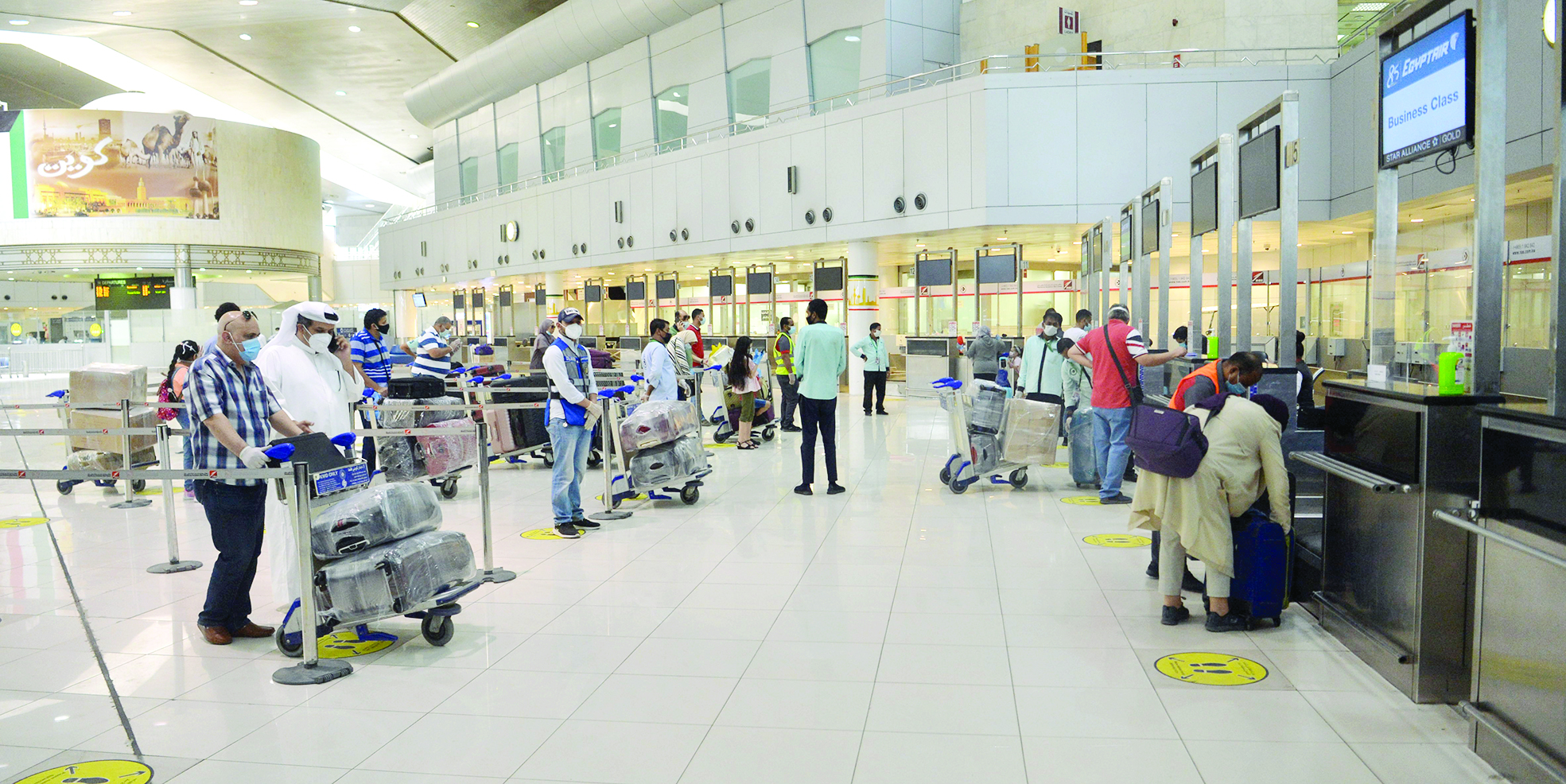 u0628u0639u0636 u0627u0644u0645u0633u0627u0641u0631u064au0646 u0623u062bu0646u0627u0621 u062au0633u0644u064au0645 u0623u0645u062au0639u062au0647u0645t (u062au0635u0648u064au0631 u0646u0627u064au0641 u0627u0644u0639u0642u0644u0629)