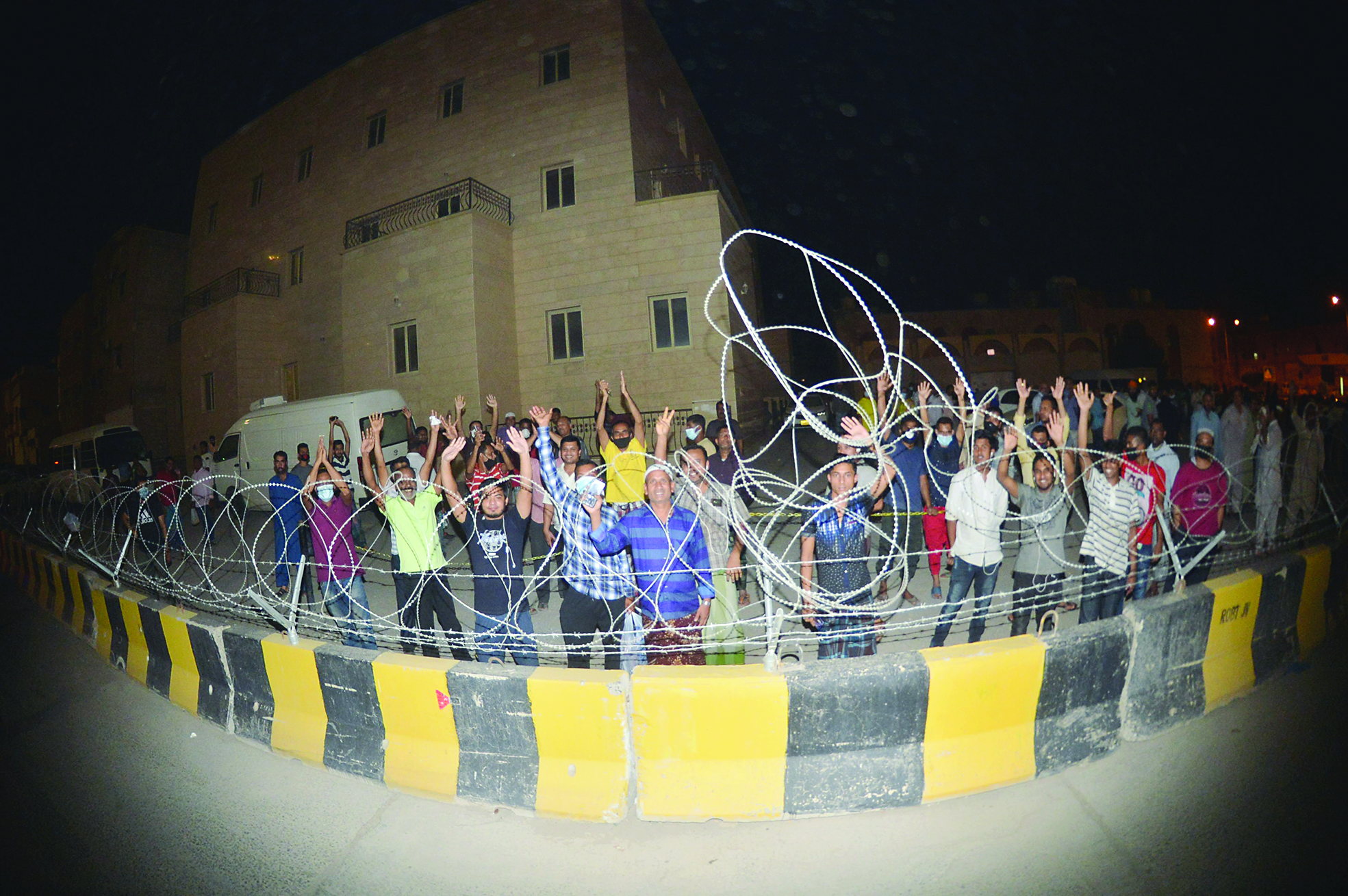 فرحة العمال في ليلة رفع العزل 	(تصوير نايف العقلة)