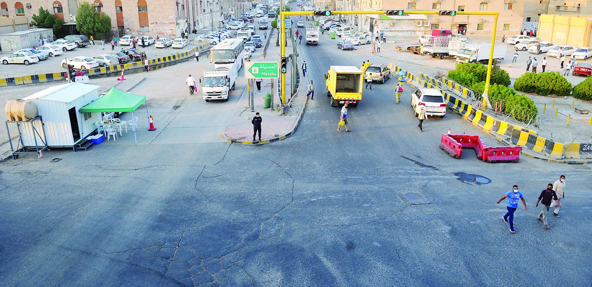 عمال يغادرون الجليب مع صباح أول أيام رفع العزل   	         (تصوير سعود سالم)