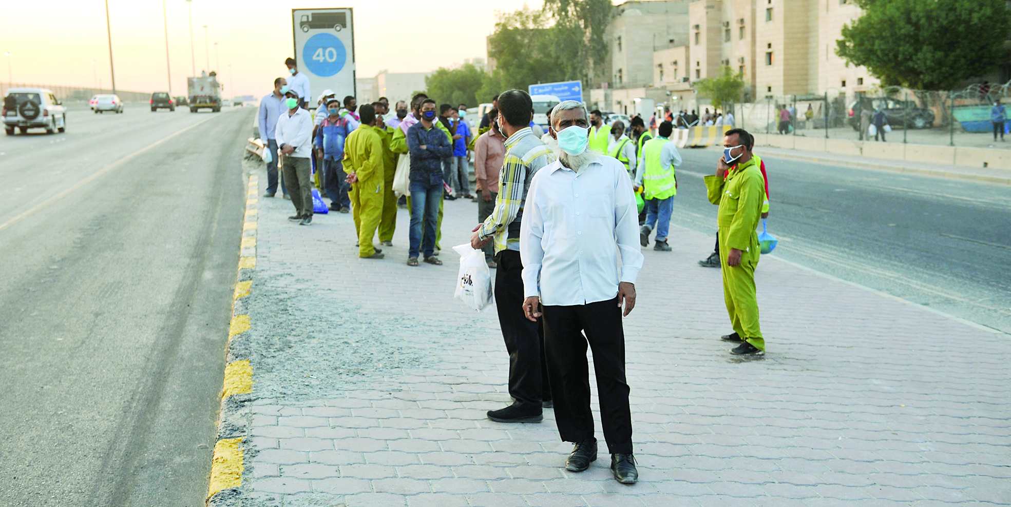 عمال خارج الجليب ينتظرون وسيلة نقل   