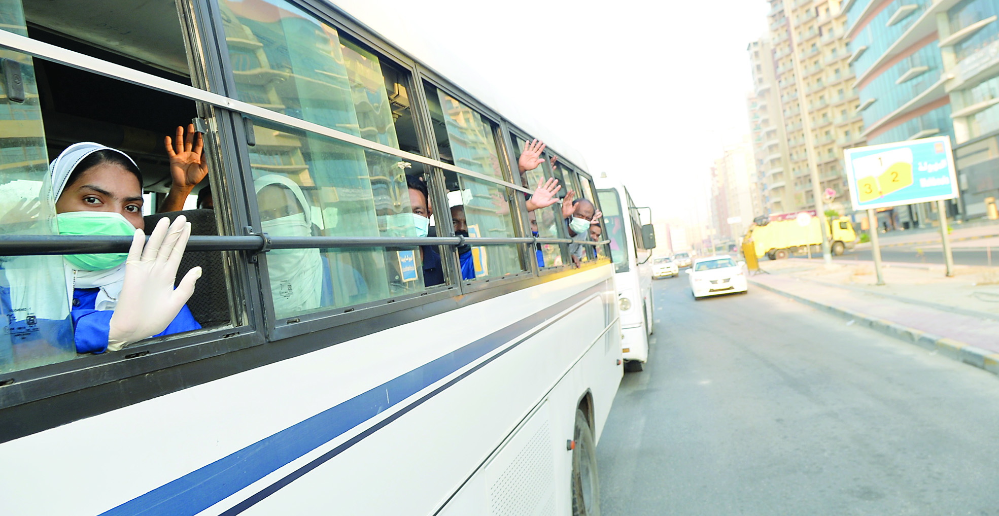 فرحة العمالة داخل الباصات بالخروج من العزل