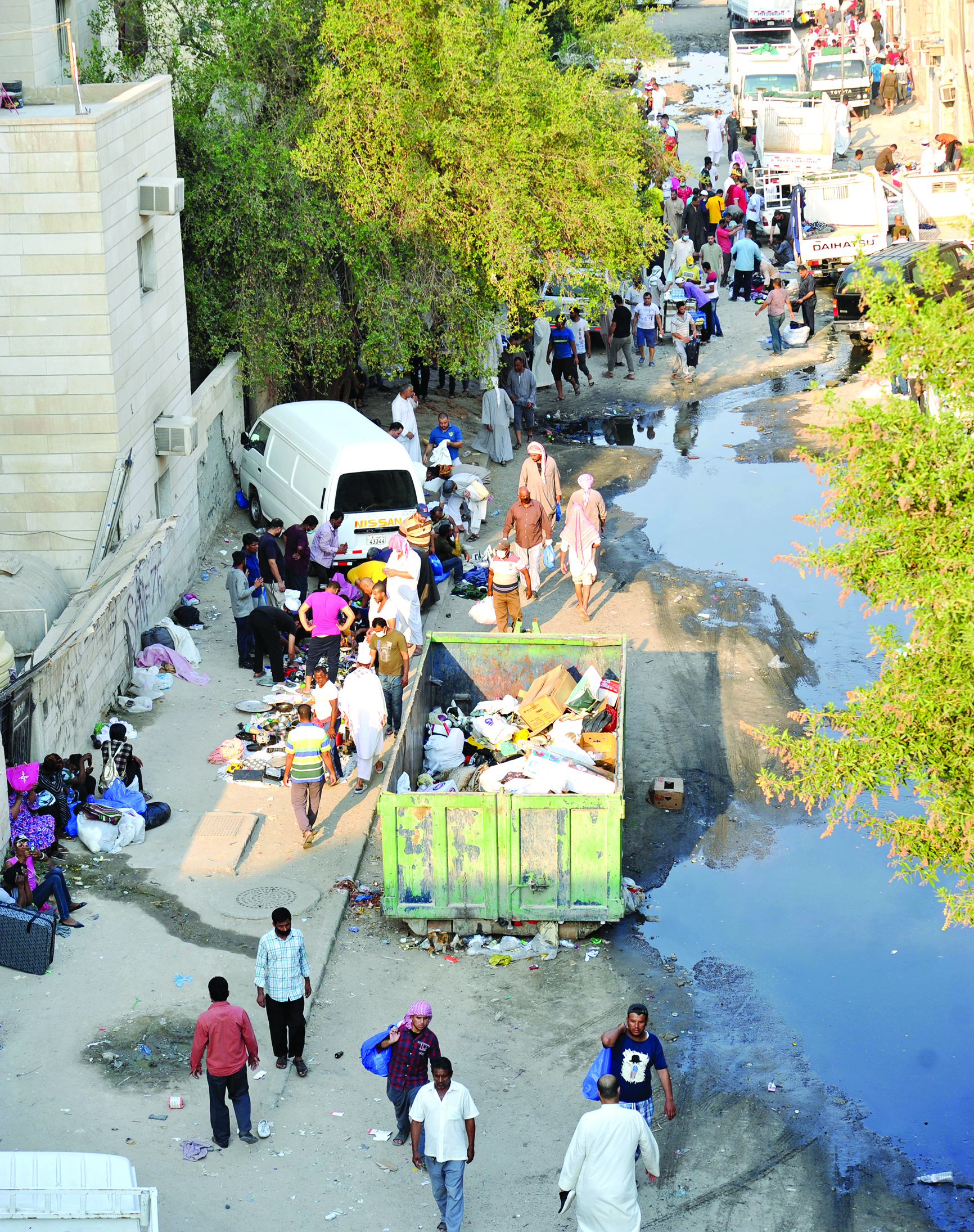 سوق الحرامية... مياه صرف وحاوية قمامة!	  (تصوير سعود سالم)