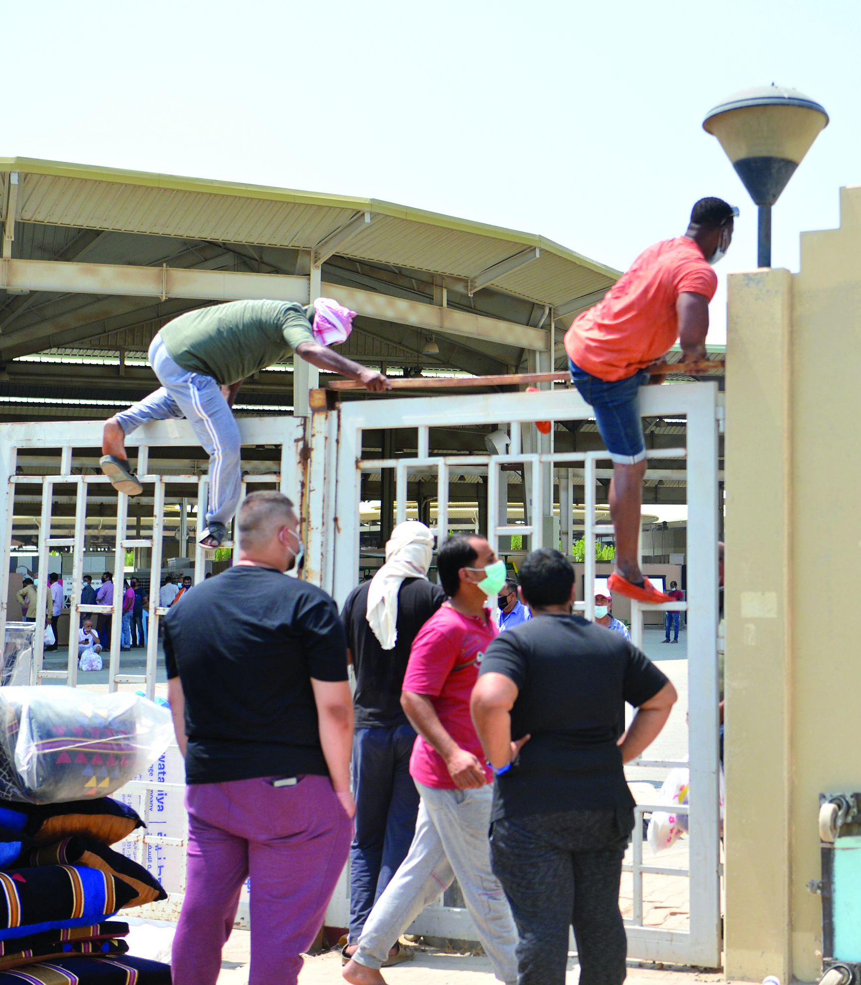 قفز من فوق الباب للدخول إلى السوق