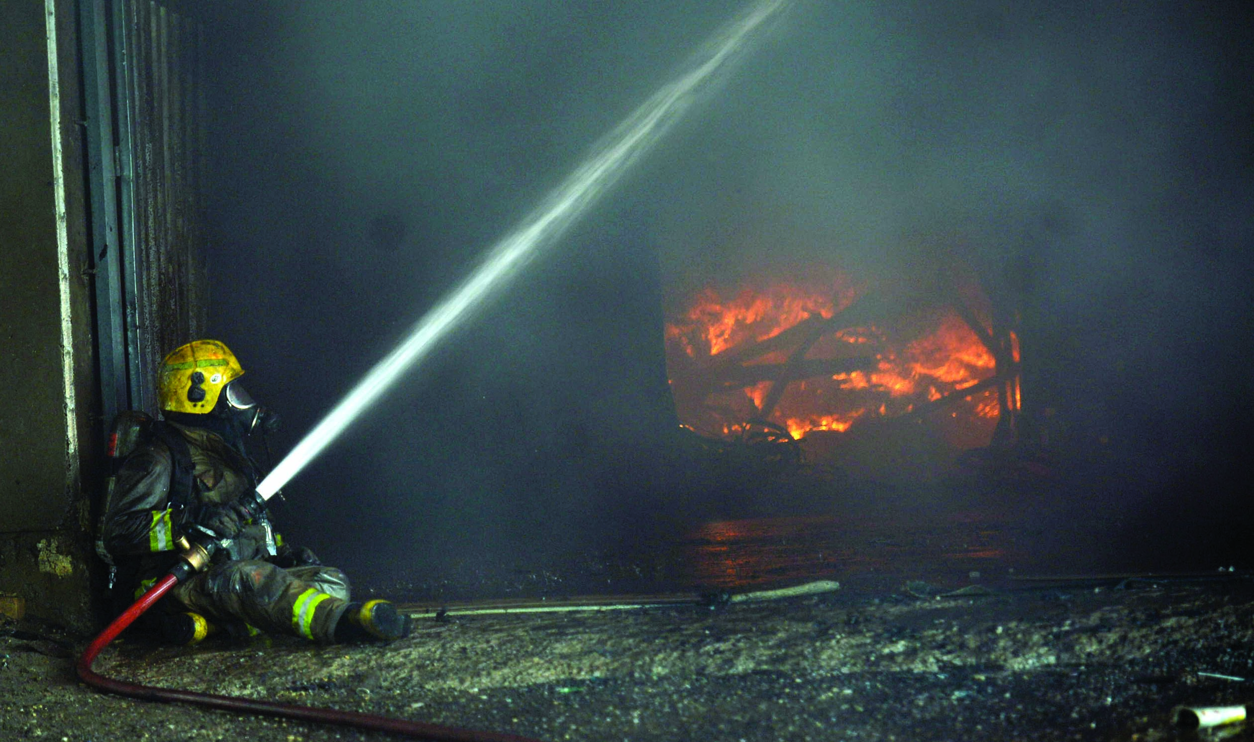 رجل إطفاء يصارع ألسنة اللهب 	(تصوير نايف العقلة)