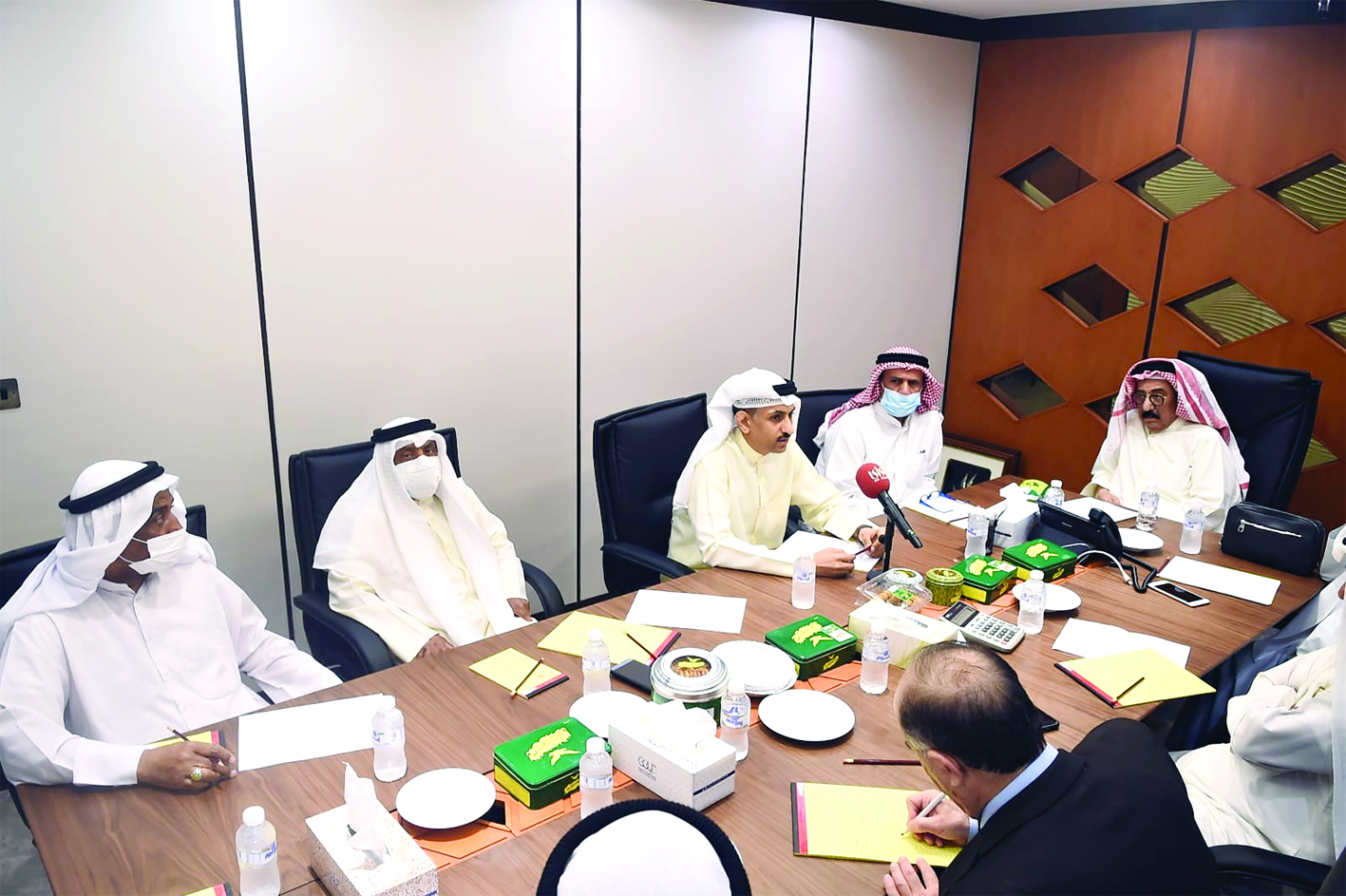 u062cu0627u0646u0628 u0645u0646 u0627u062cu062au0645u0627u0639 u0639u062fu062f u0645u0646 u0623u0635u062du0627u0628 u0627u0644u062du0633u064au0646u064au0627u062a u0644u0644u062au0628u0627u062du062b u0628u0634u0623u0646 u0625u062du064au0627u0621 u0644u064au0627u0644u064a u00abu0639u0627u0634u0648u0631u0627u0621u00bb 