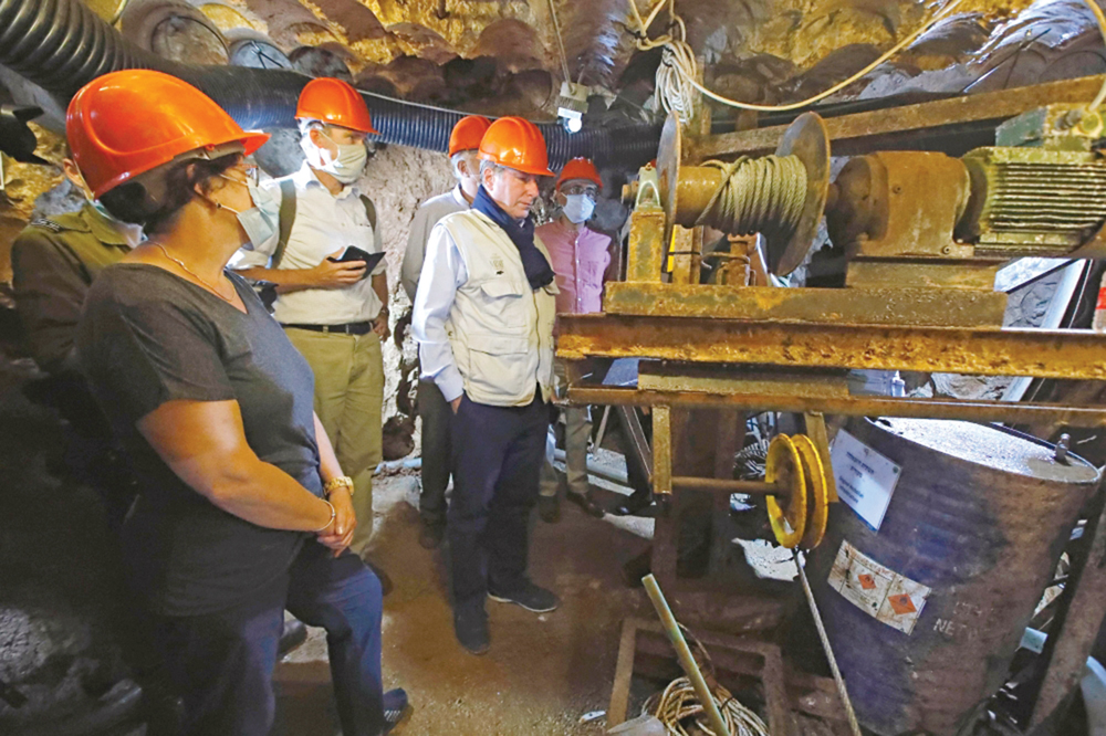 u0633u0641u0631u0627u0621 u064au0631u062au062fu0648u0646 u0623u0642u0646u0639u0629 u0648u0627u0642u064au0629 u062eu0644u0627u0644 u062cu0648u0644u0629 u0641u064a u0646u0641u0642 u0633u0627u0628u0642 u0644u0640u00abu062du0632u0628 u0627u0644u0644u0647u00bb   t(u0623 u0641 u0628)