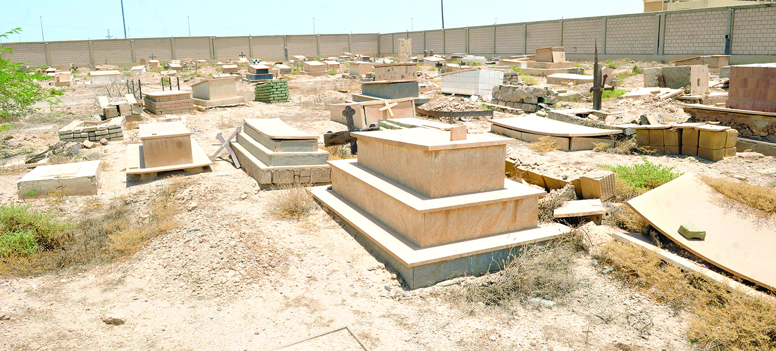 بقايا القبور في المقبرة اليهودية