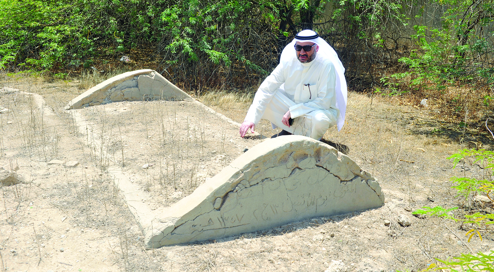 الزميل ناصر الفرحان يقرأ الفاتحة على قبر الراحل هلال فجحان المطيري رحمه الله