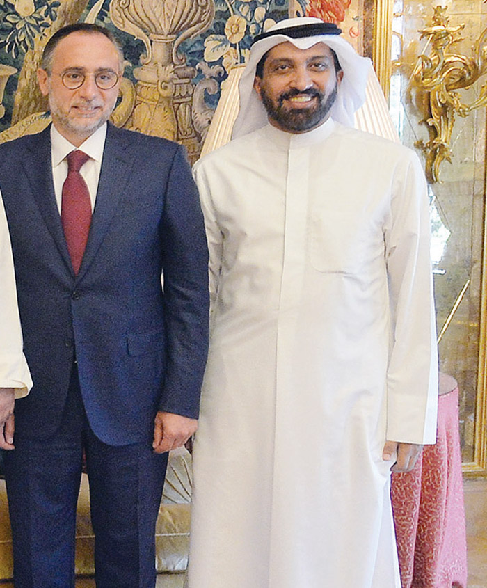 الزميل غانم السليماني مع حسن حجيج الذي كان ضمن الوفد المرافق للواء إبراهيم